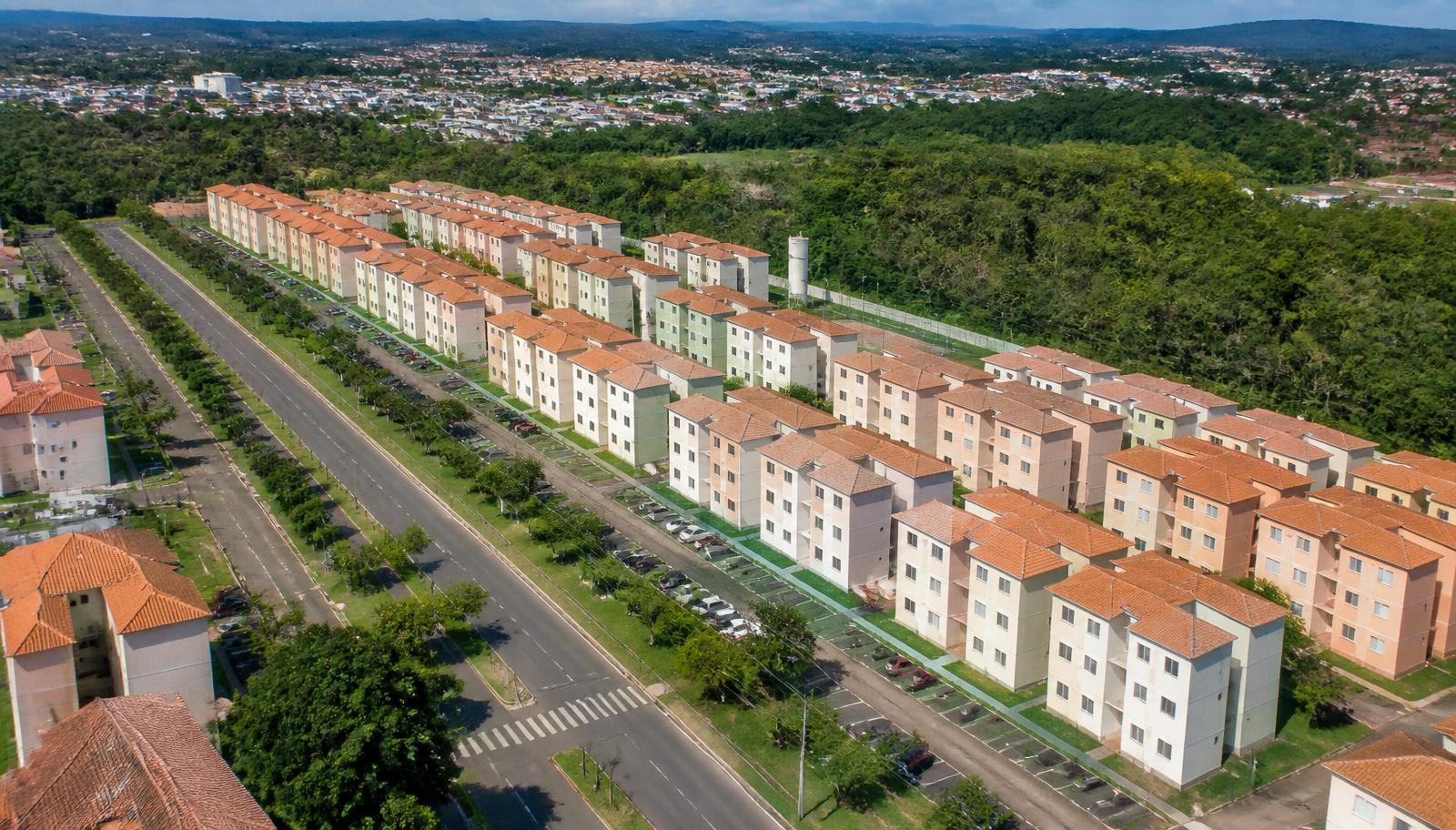 Vista de bairro residencial no Distrito Federal com prédios populares