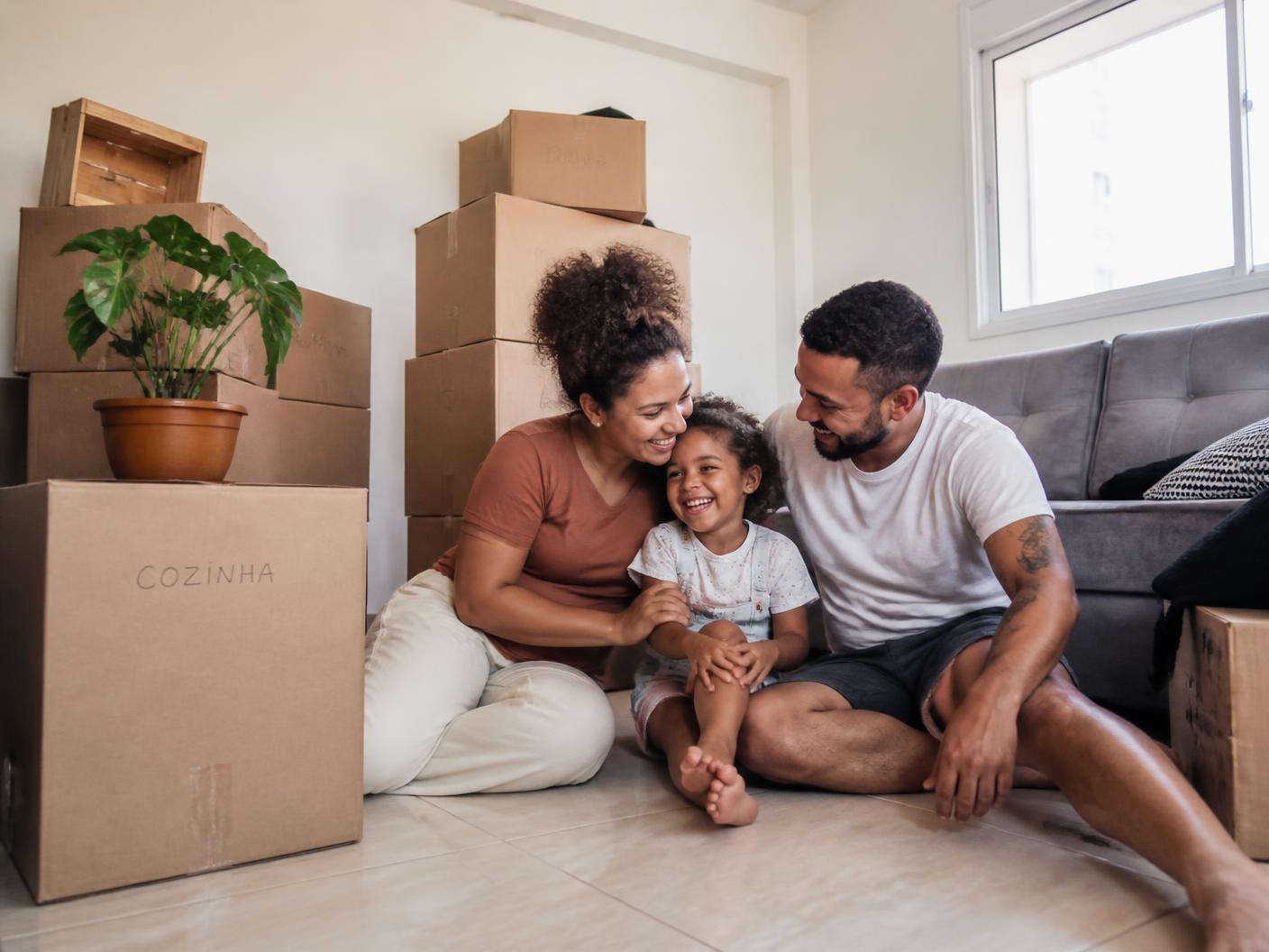 Família calculando o orçamento para a compra do apartamento