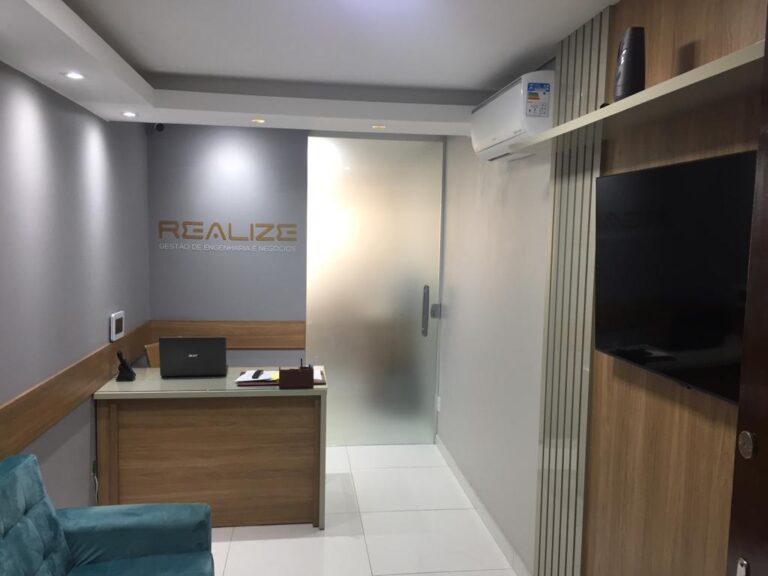 Equipe da Realize Gestão atendendo uma família no escritório